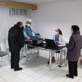 Zväčšiť fotografiu - Výjazdové tímy župných nemocníc spolu s vkoc podal za sobotu viac ako 1 200 dávok vakcín - IMG_4115