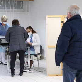 Zväčšiť fotografiu - Výjazdové tímy župných nemocníc spolu s vkoc podal za sobotu viac ako 1 200 dávok vakcín - IMG_4124