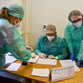 Zväčšiť fotografiu - Zdravotníci sa dnes očkovali vo všetkých troch župných nemocniciach - DSC_2171