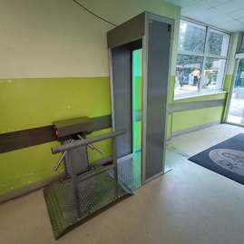 Zväčšiť fotografiu - Zdravotníci v považskobystrickej nemocnici majú nového pomocníka - 122117350_2801104180104390_2454777110842955985_o