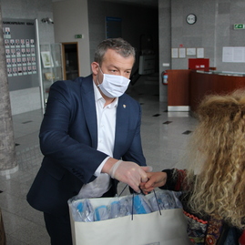 Zväčšiť fotografiu - Župa distribuuje ďalšie ochranné prostriedky pre lekárov - IMG_8843