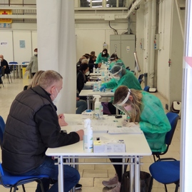 Zväčšiť fotografiu - Župa navyšuje očkovacie kapacity na trenčianskom výstavisku - IMG_20210410_093357