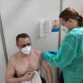 Zväčšiť fotografiu - Župa navyšuje očkovacie kapacity na trenčianskom výstavisku - IMG_20210410_120657