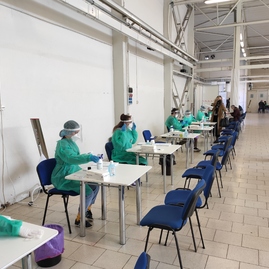 Zväčšiť fotografiu - Župa navyšuje očkovacie kapacity na trenčianskom výstavisku - IMG_20210410_123537