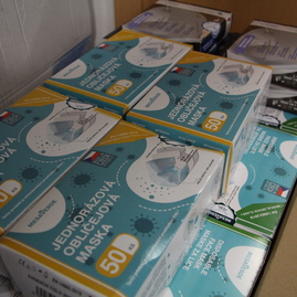 Zväčšiť fotografiu - Župa neustále zásobuje lekárov aj zariadenia sociálnych služieb ochrannými pomôckami - IMG_2510