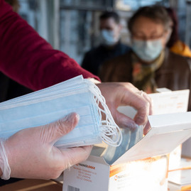 Zväčšiť fotografiu - Župa neustále zásobuje lekárov aj zariadenia sociálnych služieb ochrannými pomôckami - OOPP_lekari_marec_2020 (3)