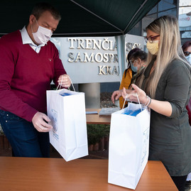 Zväčšiť fotografiu - Župa neustále zásobuje lekárov aj zariadenia sociálnych služieb ochrannými pomôckami - OOPP_lekari_marec_2020 (4)