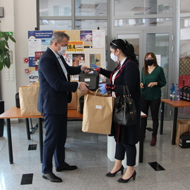 Zväčšiť fotografiu - Župa neustále zásobuje lekárov aj zariadenia sociálnych služieb ochrannými pomôckami - distribucia_OOPP_ZSS_APRIL (2)