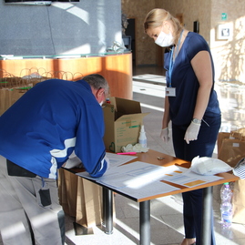 Zväčšiť fotografiu - Župa neustále zásobuje lekárov aj zariadenia sociálnych služieb ochrannými pomôckami - distribucia_OOPP_ZSS_april