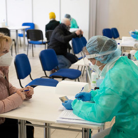 Zväčšiť fotografiu - Župa opäť otvára veľkokapacitné očkovacie centrum v trenčíne! - 20210320_TN_Vakcinacne_centrum_012w