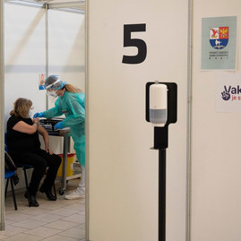 Zväčšiť fotografiu - Župa opäť otvára veľkokapacitné očkovacie centrum v trenčíne! - 20210320_TN_Vakcinacne_centrum_026w