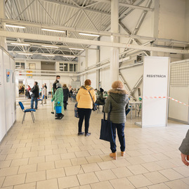 Zväčšiť fotografiu - Župa opäť otvára veľkokapacitné očkovacie centrum v trenčíne! - TSK_Otvorenie_VKOC_Trencin-189