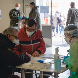 Zväčšiť fotografiu - Župa za prvý víkend zaočkovala 3 440 ľudí - TSK_Otvorenie VKOC Trenčín-105 – kópia