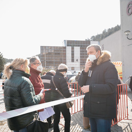 Zväčšiť fotografiu - Župa za prvý víkend zaočkovala 3 440 ľudí - TSK_Otvorenie VKOC Trenčín-120
