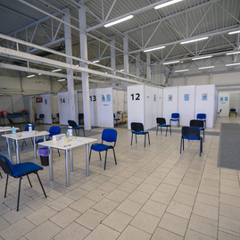 Zväčšiť fotografiu - Župa za prvý víkend zaočkovala 3 440 ľudí - TSK_Otvorenie VKOC Trenčín-207