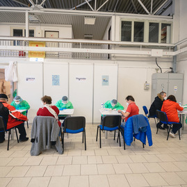 Zväčšiť fotografiu - Župa za prvý víkend zaočkovala 3 440 ľudí - TSK_Otvorenie VKOC Trenčín-60