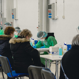 Zväčšiť fotografiu - Župa za prvý víkend zaočkovala 3 440 ľudí - TSK_Otvorenie VKOC Trenčín-81