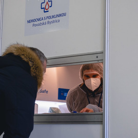 Zväčšiť fotografiu - Župa za prvý víkend zaočkovala 3 440 ľudí - TSK_Otvorenie VKOC Trenčín-98