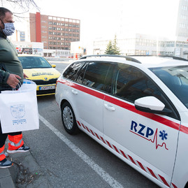 Zväčšiť fotografiu - Župa začala s distribúciou ochranných pomôcok pre lekárov - 20200318_TSK_ochranne_011w