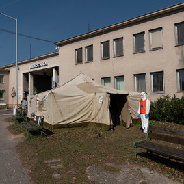 Zväčšiť fotografiu - Župné nemocnice chránia svojich zamestnancov „zdravotníckym filtrom“ - 20200319_TSK_nemocnice_073w – kópia