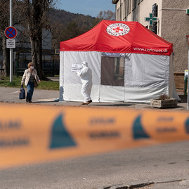 Zväčšiť fotografiu - Župné nemocnice chránia svojich zamestnancov „zdravotníckym filtrom“ - 20200319_TSK_nemocnice_083w