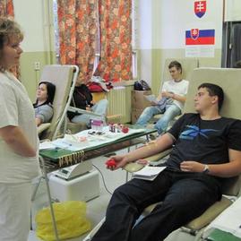 Študenti strednej odbornej školy v novákoch darovali krv - 2
