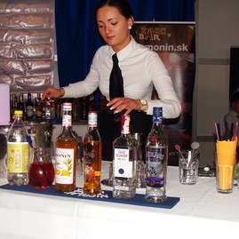 Úspechy našich stredoškolákov na danubius  gastro 2013 - Dg barmanka a maiova resize