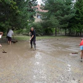Ničivá povodeň ohrozila trenčiansky samosprávny kraj - Upratovanie