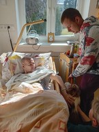 Zväčšiť fotografiu - V centrách sociálnych služieb využívajú terapeutický účinok psov i hier