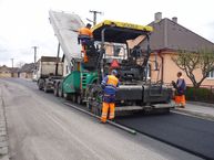 Rekonštrukcia cesty pod hradom beckov - Pokl.asf.betonu aco 11 v obci beckov