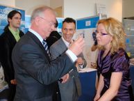 Deň otvorených dverí vo výbore regiónov - Preseda-vyboru-regionov-dostava-suvenir-v-podobe-medovnika