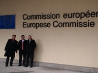 Novozvolení poslanci tsk na prvej pracovnej ceste v bruseli - Poslanci-pred-sidlom-europskej-komisie