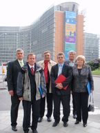 Poslanci tsk v hlavnom meste európy - Delegacia-poslancov-z-tsk-pred-budovou-europskej-komisie-sidlom-komisarov
