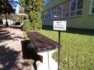 Zväčšiť fotografiu - Aj v piatom ročníku môže verejnosť realizovať svoj projekt vďaka participatívnemu-komunitnému rozpočtu tsk! - relaxacna zona v areali skoly