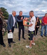 Zväčšiť fotografiu - Ďalší život zachraňujúci prístroj odovzdaný županom - 20230901_191133