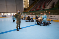 Zväčšiť fotografiu - Dve veľkokapacitné krajské očkovacie centrá, dva očkovacie dni a viac ako 4 100 zaočkovaných - TSK_VKOC PD otvorenie_web (107)