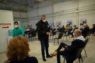 Zväčšiť fotografiu - Dve veľkokapacitné krajské očkovacie centrá, dva očkovacie dni a viac ako 4 100 zaočkovaných - VKOC TN 2