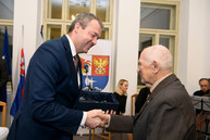Zväčšiť fotografiu - Hľadáme ďalších laureátov najvyššieho ocenenia trenčianskeho kraja! - zachara cena predsedu