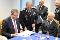 Kniha o dobrovoľných hasičoch v trenčianskom kraji je pokrstená. jej krstným otcom sa stal generálny sekretár dpo vendelín horváth. - IMG_9904