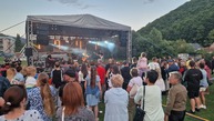 Zväčšiť fotografiu - Košecké podhradie uviedlo do života prvú monografiu, o zábavu sa postaral adam ďurica - 20230702_204546