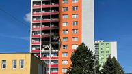 Zväčšiť fotografiu - Kraj pomôže rodinám z požiarom zasiahnutej bytovky - zdroj tasr