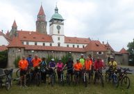 Zväčšiť fotografiu - Lásku k oblohe už roky spájajú s láskou k športu a prírode - Ebicyklisti pre hradom Bouzov 2018