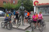 Zväčšiť fotografiu - Lásku k oblohe už roky spájajú s láskou k športu a prírode - Pri soche cyklistky v Uherskom Hradisti 2016