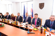 Malý formát vlády sr po prvýkrát zasadol v trenčianskom kraji, slávnostne poklepaný bol aj základný kameň hokejovej akadémie - 20191011_TSK_Pellegrini_123w