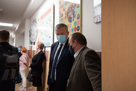 Zväčšiť fotografiu - Ministerská návšteva preverila opatrenia aj názory z praxe - TSK_Návšteva ministra GYM PD (11 of 21)