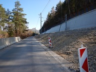 Zväčšiť fotografiu - Modernizácia železnice priniesla pre obyvateľov trenčianskeho kraja viaceré benefity - Nový asfaltový koberec medzi m.č. Horný a Dolný Milochov + osadenie betónových zvodidiel - pôvodný stav