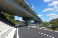 Zväčšiť fotografiu - Modernizácia železnice priniesla pre obyvateľov trenčianskeho kraja viaceré benefity - Oprava komunikácie II_507 pri Východnom portáli tunela Diel - nový stav