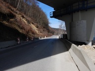 Zväčšiť fotografiu - Modernizácia železnice priniesla pre obyvateľov trenčianskeho kraja viaceré benefity - Oprava komunikácie II_507 pri Východnom portáli tunela Diel - pôvodný stav