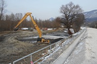 Zväčšiť fotografiu - Modernizácia železnice priniesla pre obyvateľov trenčianskeho kraja viaceré benefity - Zemné úpravy pri rybníkoch v Považskej Bystrici (Slavojka) - počas prác