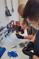 Zväčšiť fotografiu - Myjavský región sa spája v boji proti koronavírusu výrobou ochranných štítov - TSK_SPŠ Myjava_ochranné štíty (3)